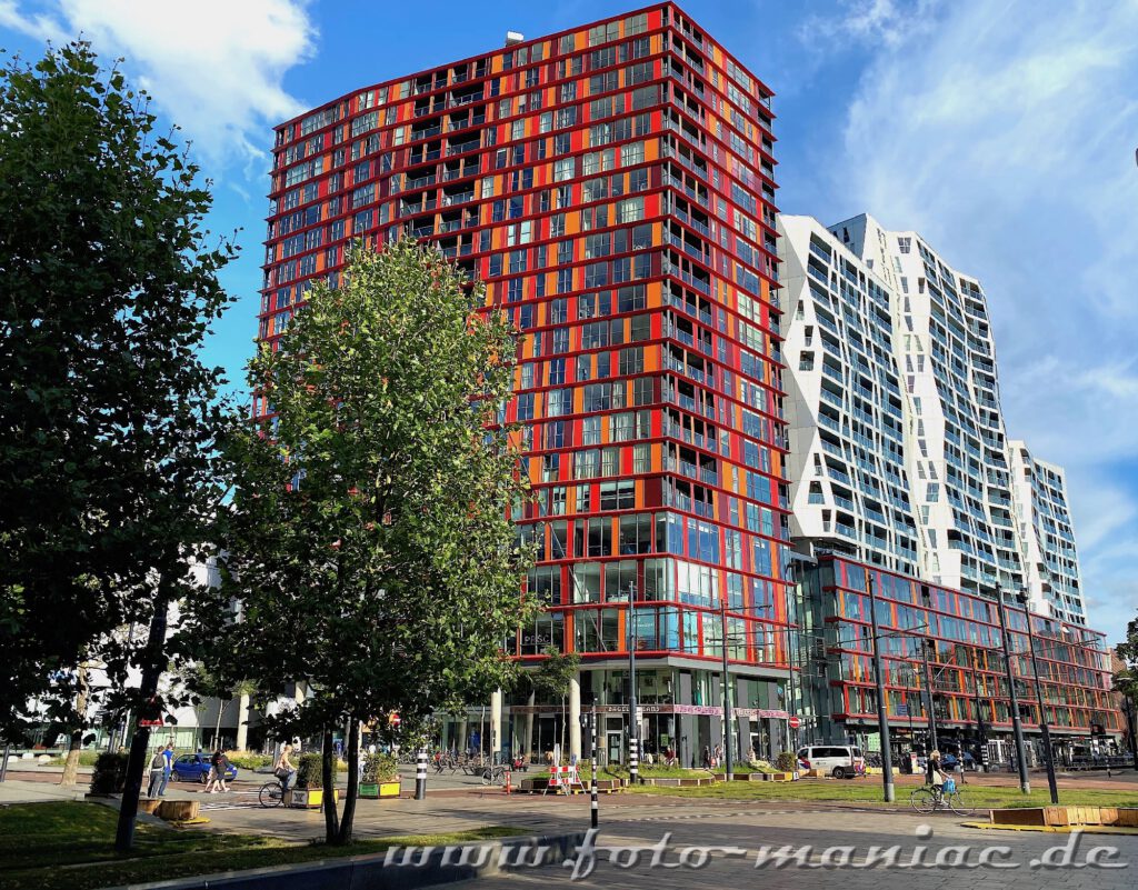 Viel Abwechslung in Farbe und Form der Hochhäuser zeichnet die Rotterdamer Architektur aus