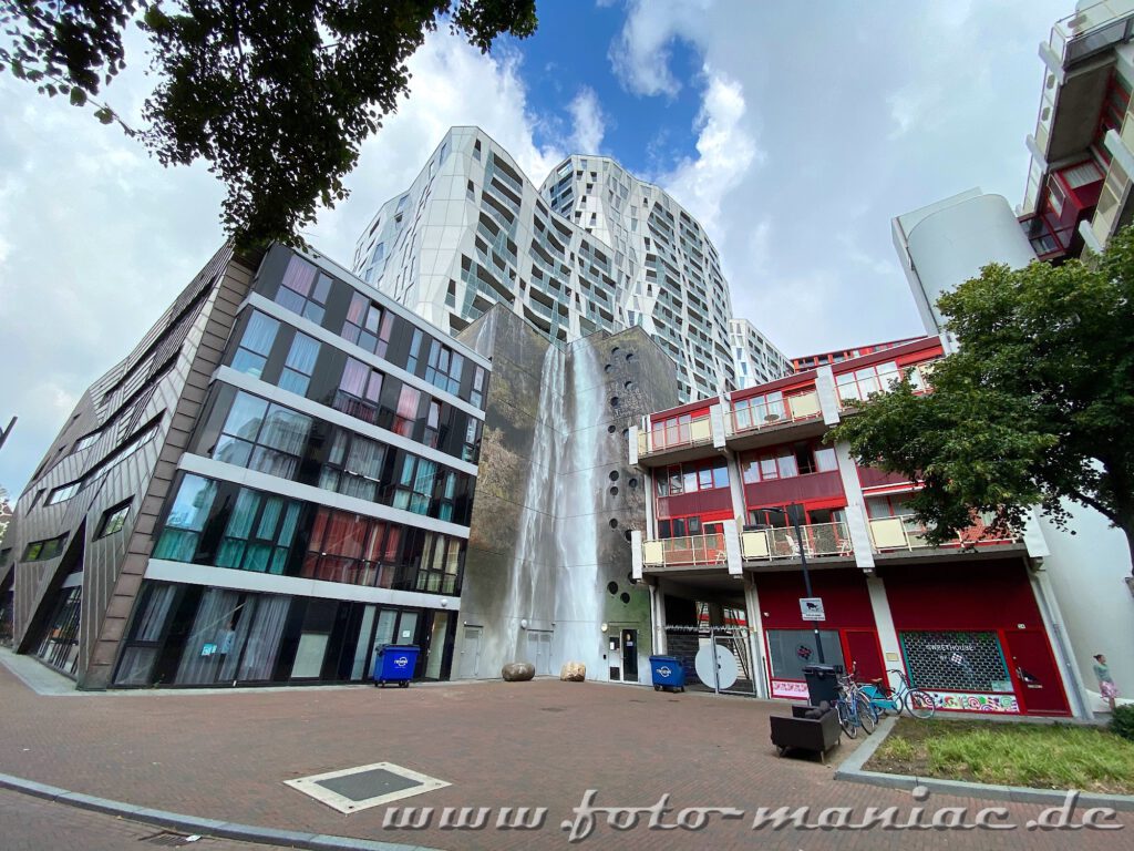 Die Rotterdamer Architektur kann sogar Wasserfälle an Hauswänden schaffen