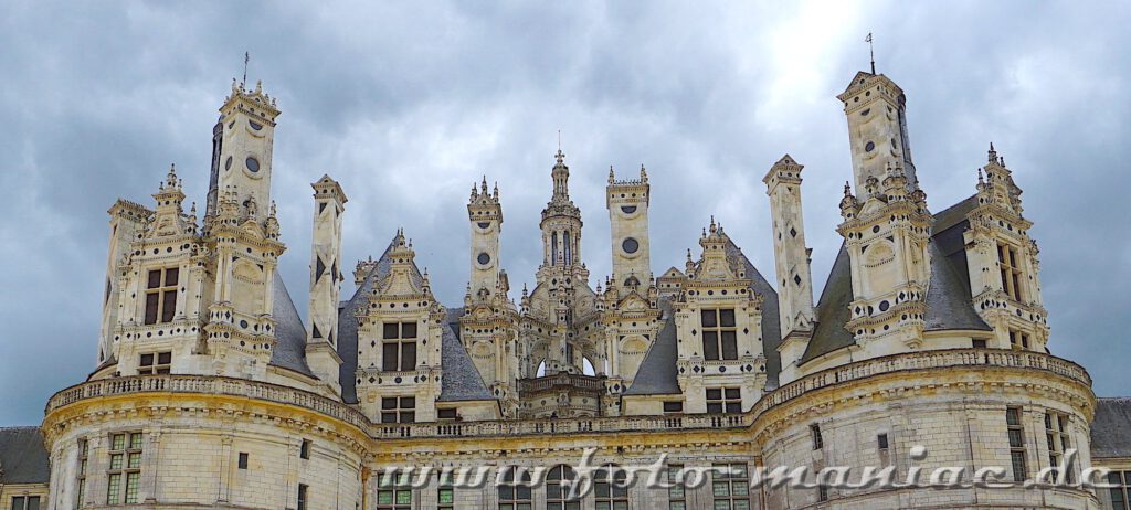 Die Kamine und Türmchen vom majestätischen Chateau Chambord erinnern an Schachfiguren