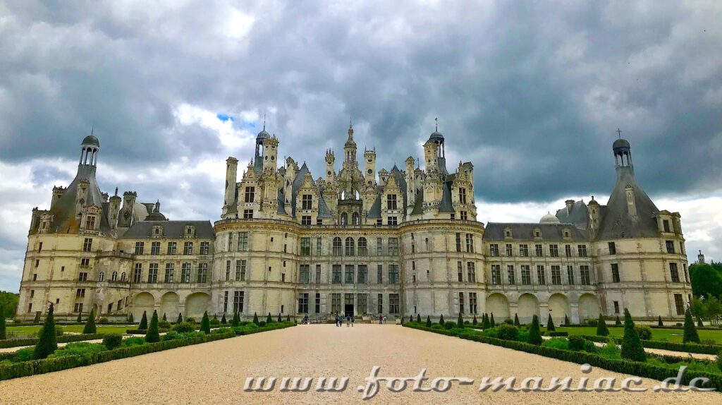 Dunkle Wolken über dem majestätischen Chateau Loire