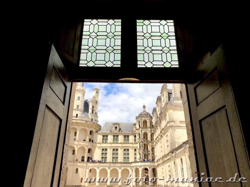 Blick durch eine Tür auf den Innenhof von Chateau Chambord