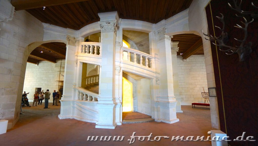 Im Mittelpunkt des Donjon vom majestätischen Chateau Chambord liegt die doppelläufige Treppe