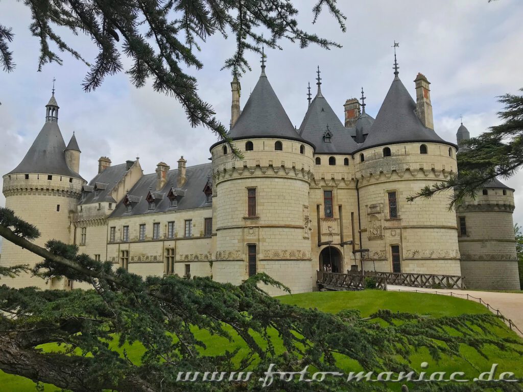 Das burgähnliche Chateau Chaumont mit seinen dicken Rundtürmen
