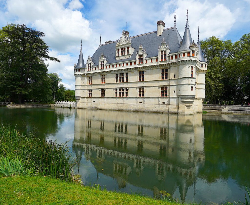Das traumhafte Chateau Azay-le-Rideau spiegelt sich im Wasser