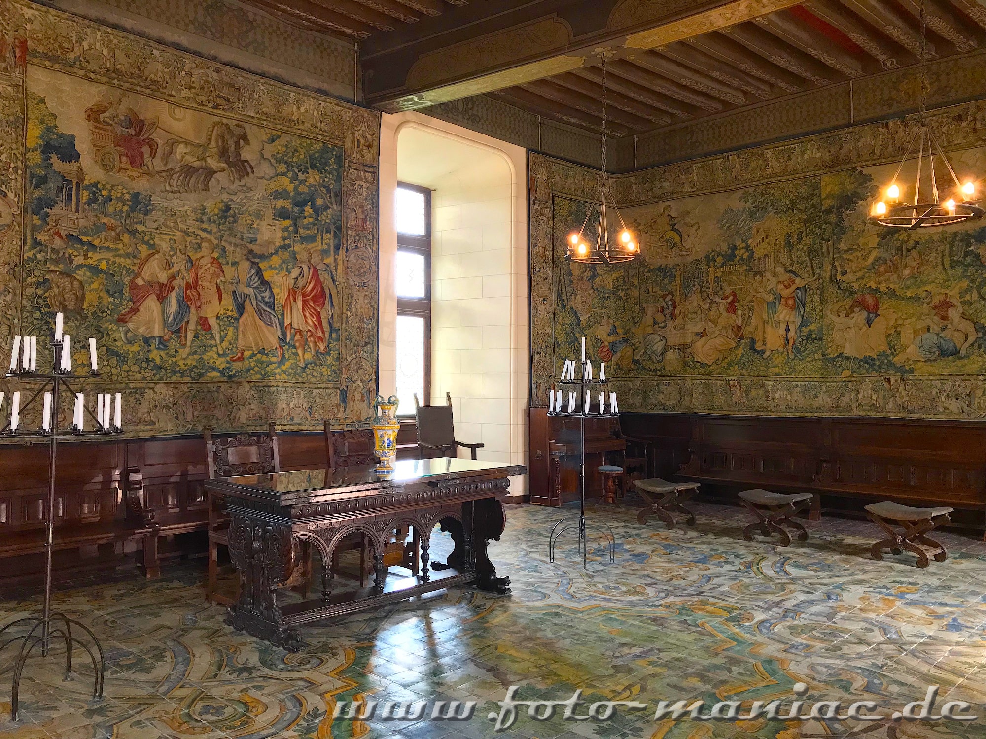 Dim Rittersaal hängen kostbare Wandteppiche