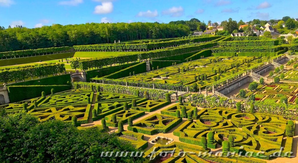 Blick von der Aussichtsterrasse auf Liebes- und Kreuzgarten von Chateau Villandry