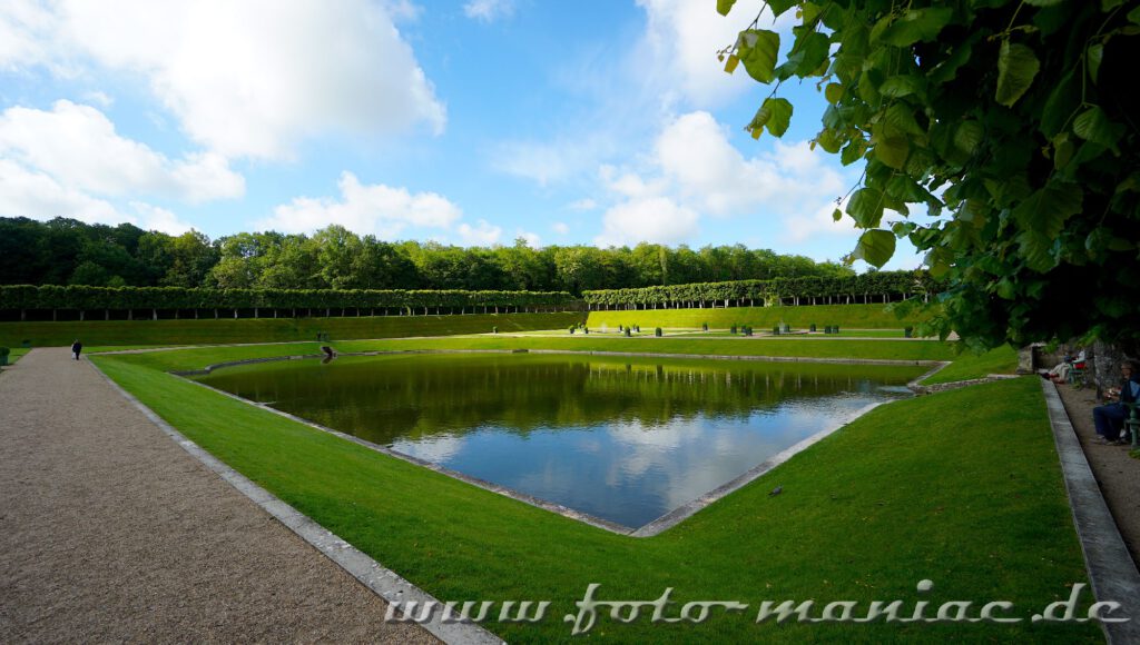 Das große Wasserbecken im Chateau Villandry hat die Form eines überdimensionalen Spiegels