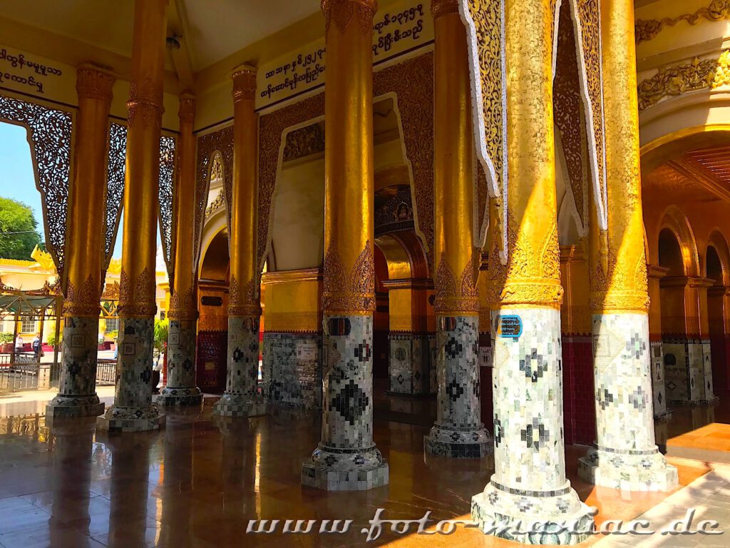 Goldene Säulen in der Mahamuni-Pagode