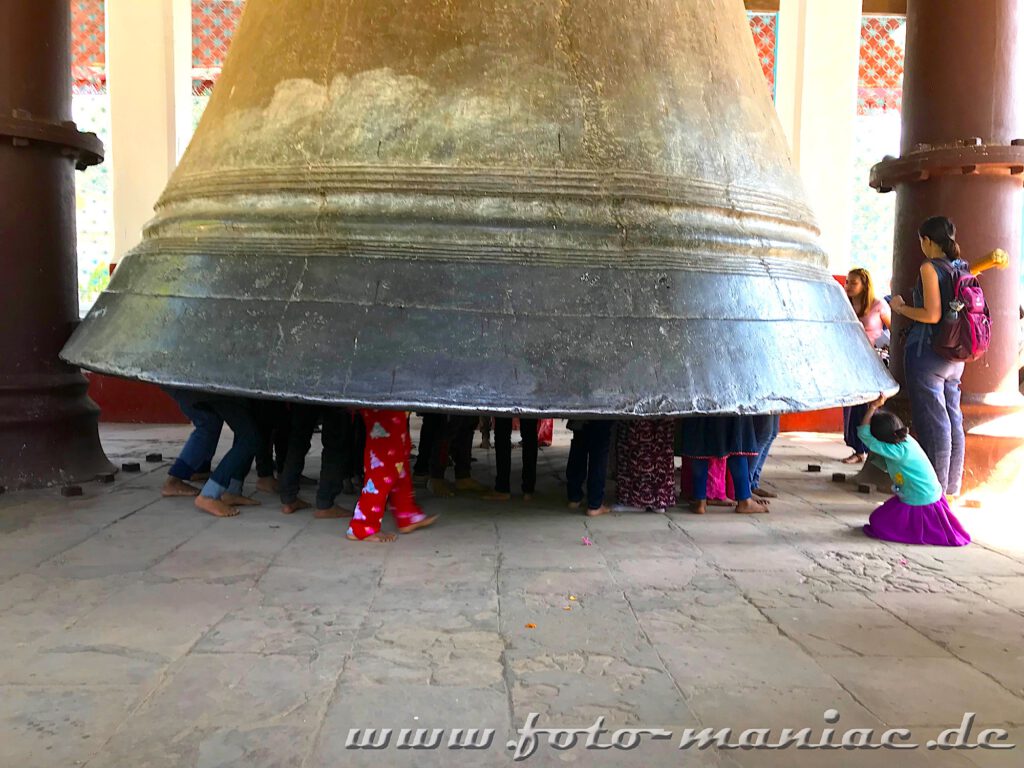 Touristen unter der Mingun-Glocke
