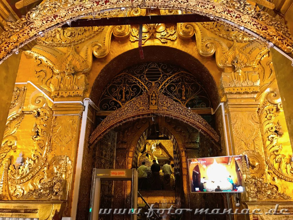 Pilger kleben Blattgold an den Mahamuni-Buddha in Myanmar