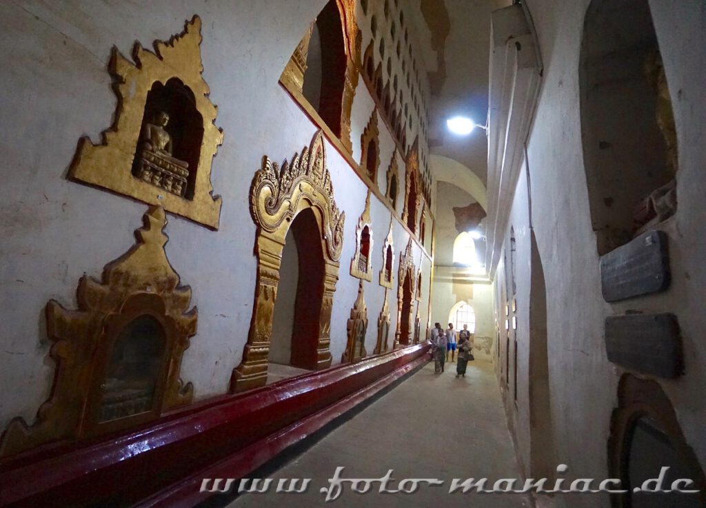 In den Nischen des Ananda Tempels sitzen Buddhas