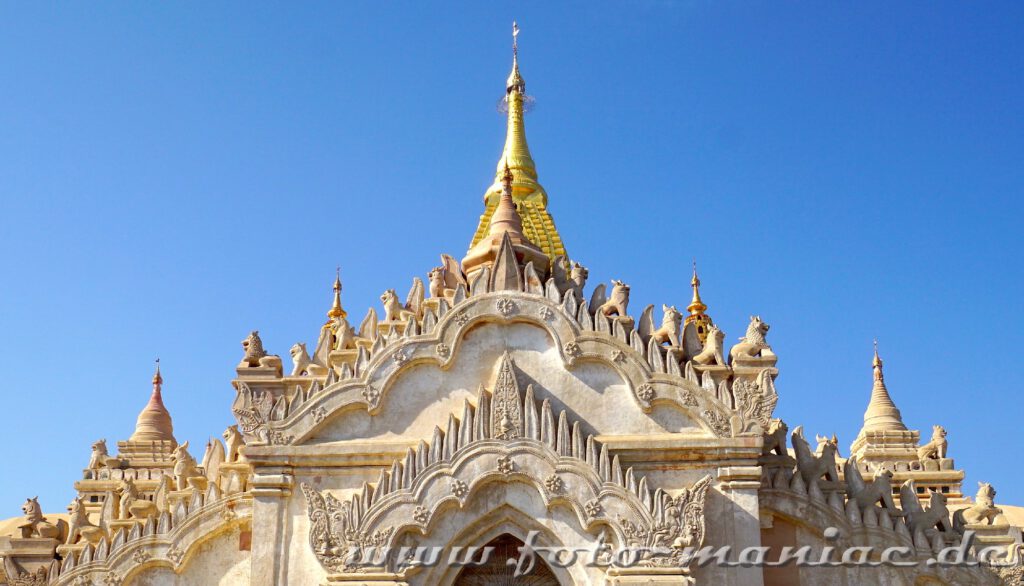 Reiche Verzierung auf dem Dach des Ananda Tempels