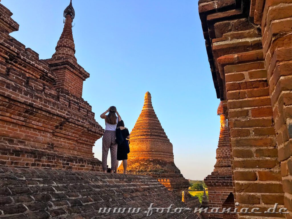 Beim tempel-hopping in Bagan herrscht Abend Hochbetrieb auf den heiligen Gebäuden