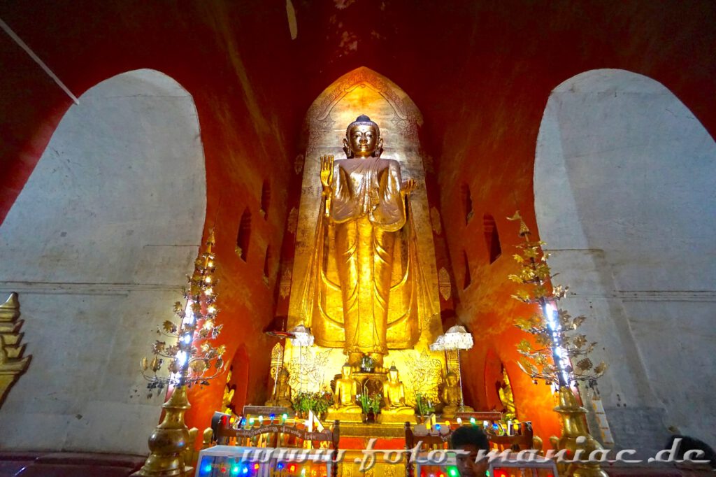 Einzigartige Tempelstadt Bagan - Buddha im Ananda Tempel in der in der einzigartigen Tempelstadt Bagan
