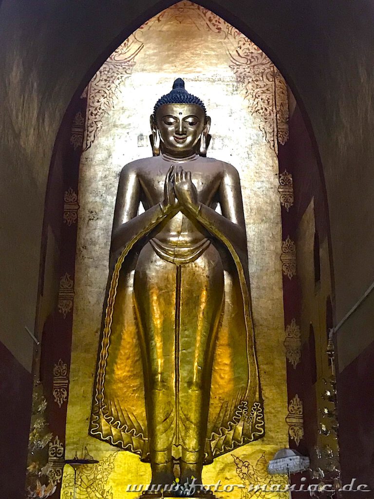 Buddha im Ananda Tempel in Bagan