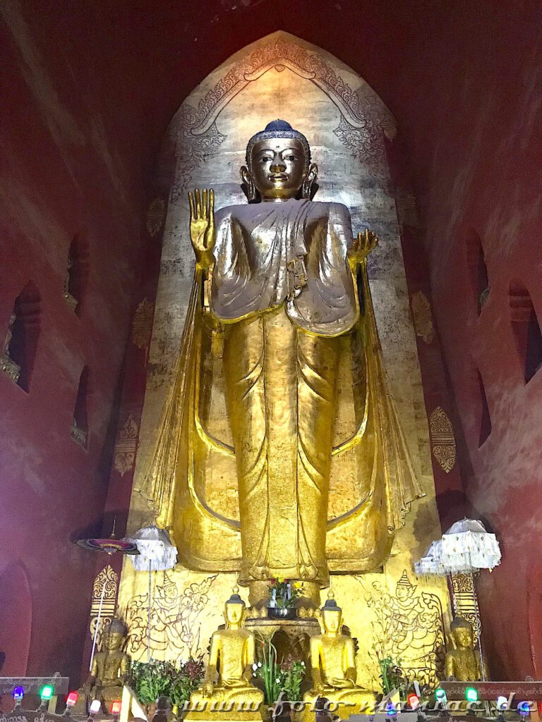 Buddhafigur im Ananda Tempel in Bagan