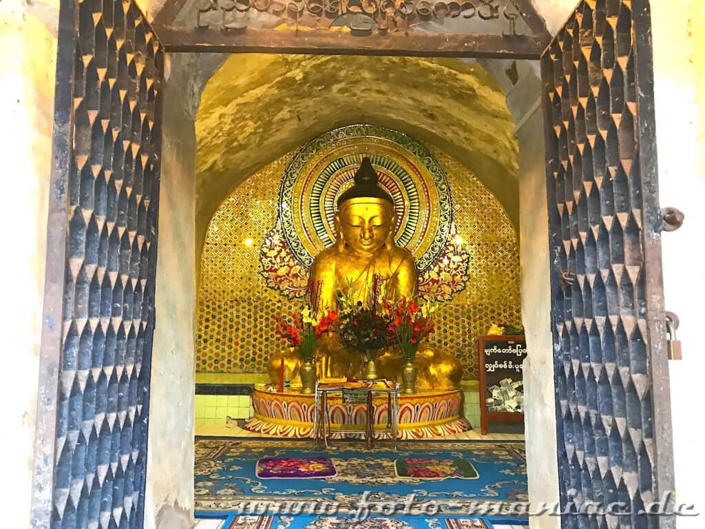 Goldener Buddha in einem kleinen Tempel in Bagan