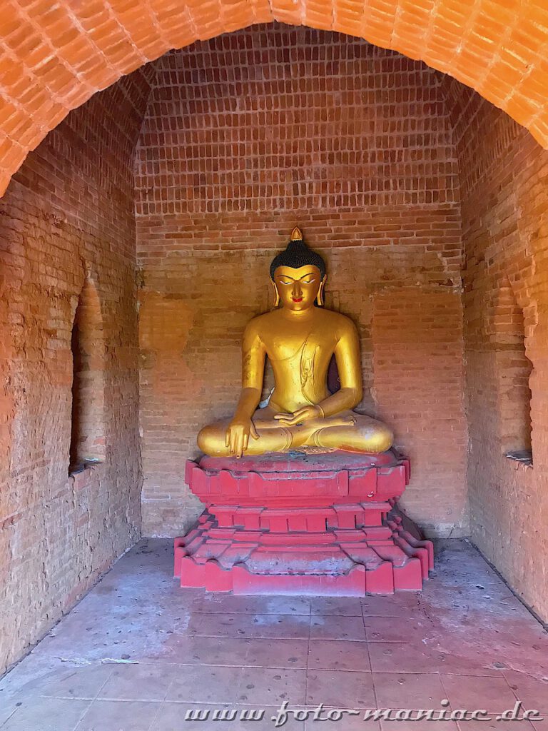 Buddha in einem kleinen Tempel