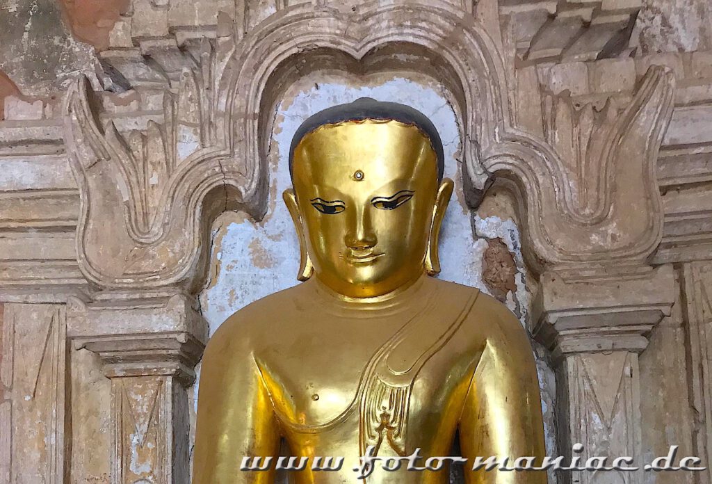Goldener Buddha im Htilominlo Tempel