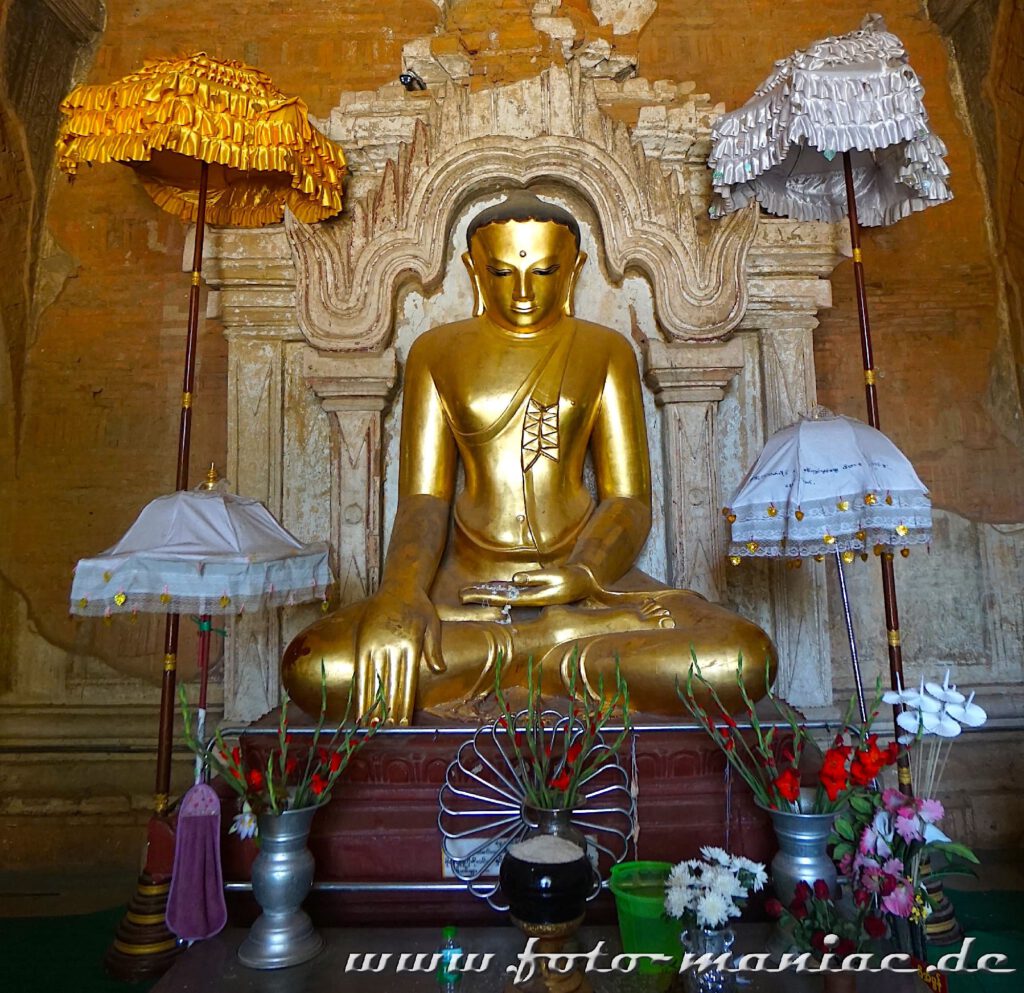 Goldener Buddha mit vier Ehrenschirmen