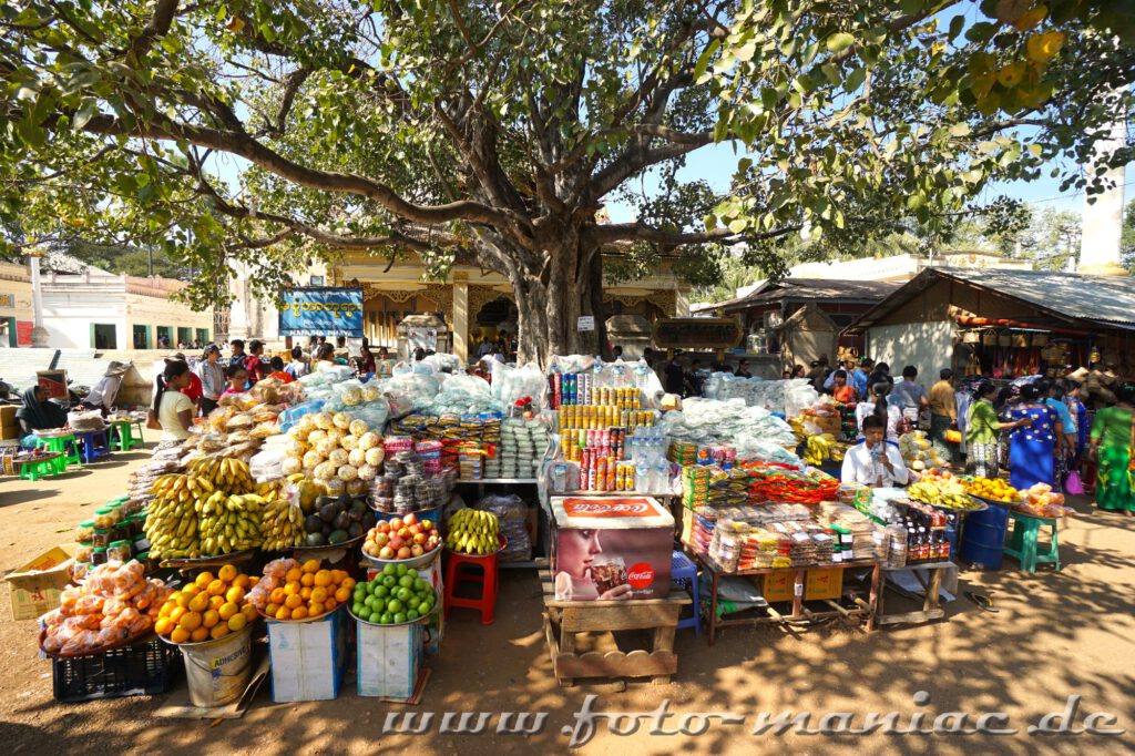 Tempel-hopping in Bagan - Die Obst- und Gemüsestände auf dem Markt in Bagan quellen über vor Früchten