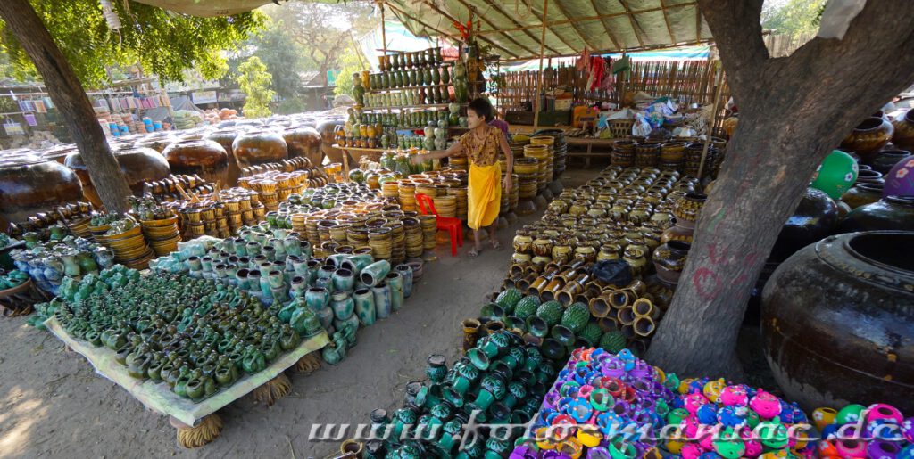 Töpferwaren in allen Formen und Farben auf dem Markt der einzigartigen Tempelstadt Bagan