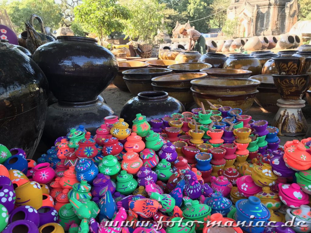 Von Braun bis Knallbunt ist alles zu haben auf dem Markt von Bagan
