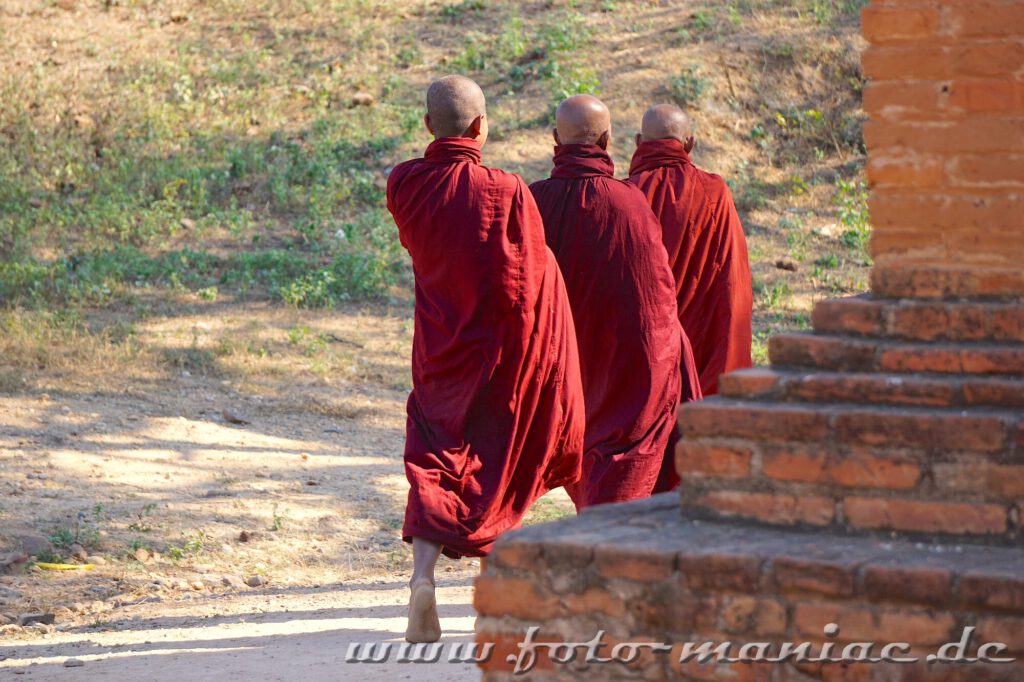 Beim Tempel-hopping in Bagan begegnet man immer wieder Mönchen