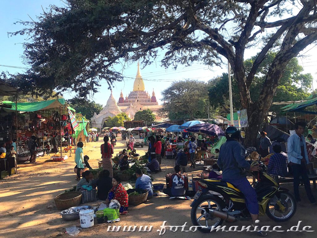 Tempel-hopping in Bagan - Markt mit dem Ananda Tempel im Hintergrund