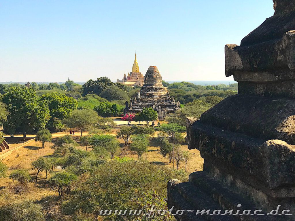 Ganz hinten ist der ananda Tempel in Bagan zu sehen