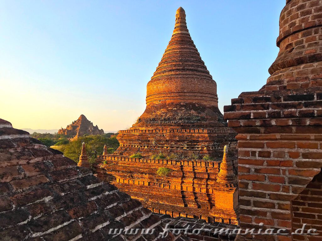 Blick von einem Tempeldach in Bagan auf andere Tempelanlagen