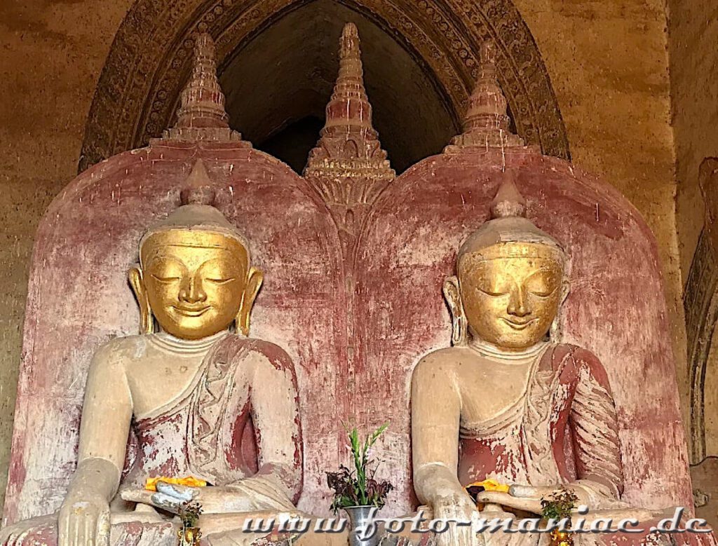 Einzigartige Tempelstadt Bagan - Zwe freundlich lächelnde Buddhas sitzen nebeneinander
