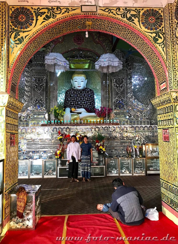Blick in den Gebetsraum mit Buddha in der Su Taung Pyae Pagode auf dem Mandalay Hill