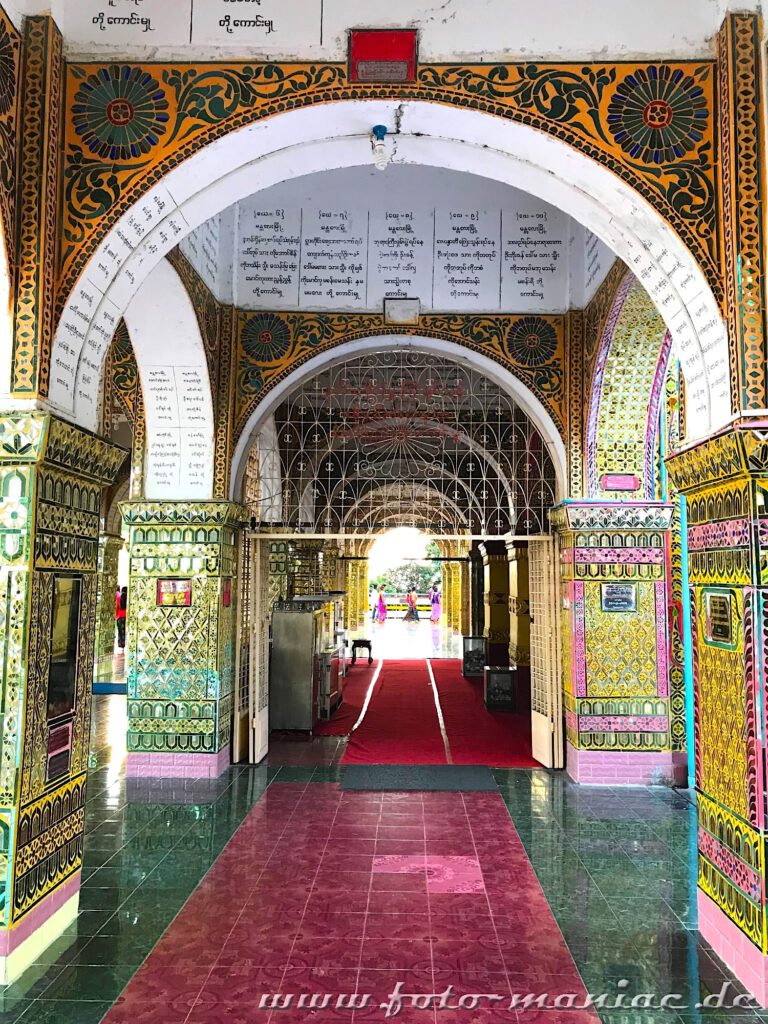 Mosaiken überall in der Pagode auf dem Mandalay Hill