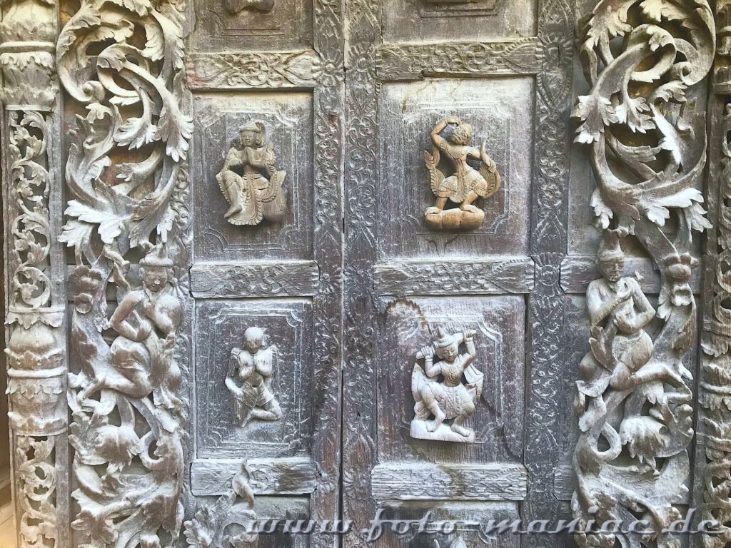 Mit Schnitzereien verzierte Tür im Shwenandaw-Kloster