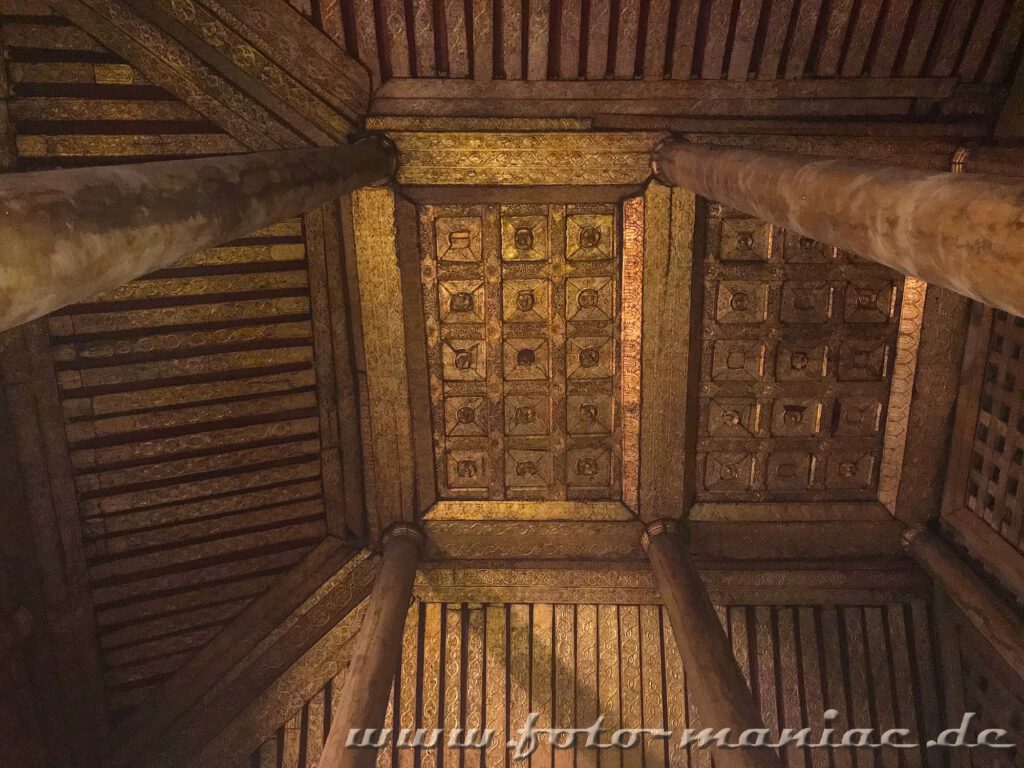 Mit Blattgold verzierte Decke im Shwenandaw Kloster