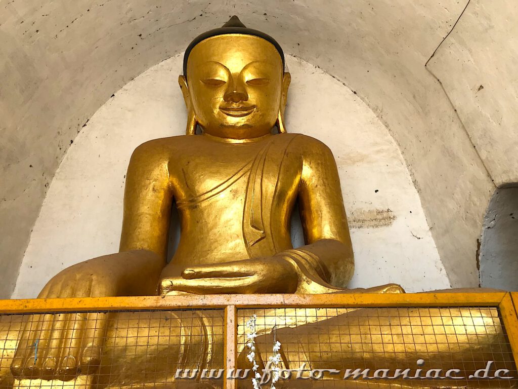 Goldener Buddha im Thatbinnyu Tempel in Bagan