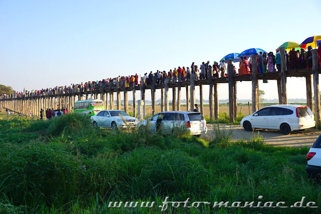 Menschemassen warten auf der U-Bein-Brücke auf den Sonnenuntergang