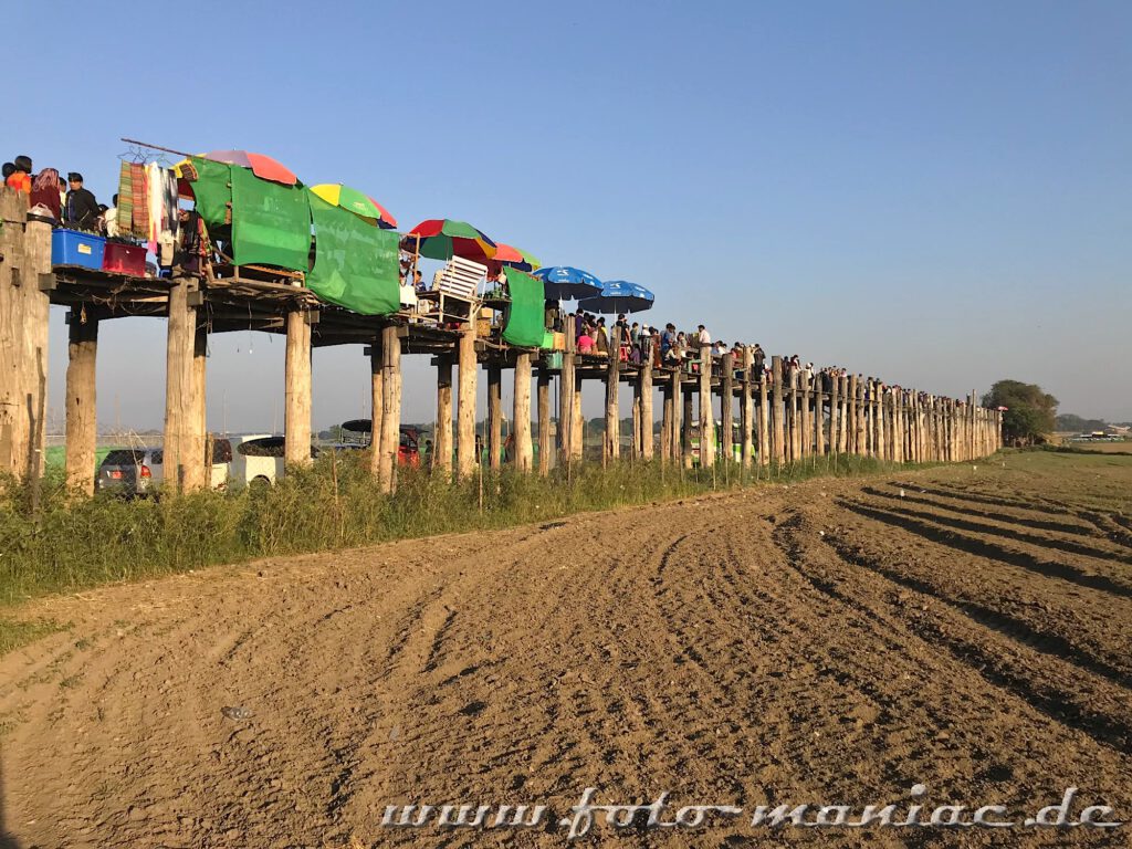 Hochbetrieb auf der U-Bein-Brücke in Myanmar
