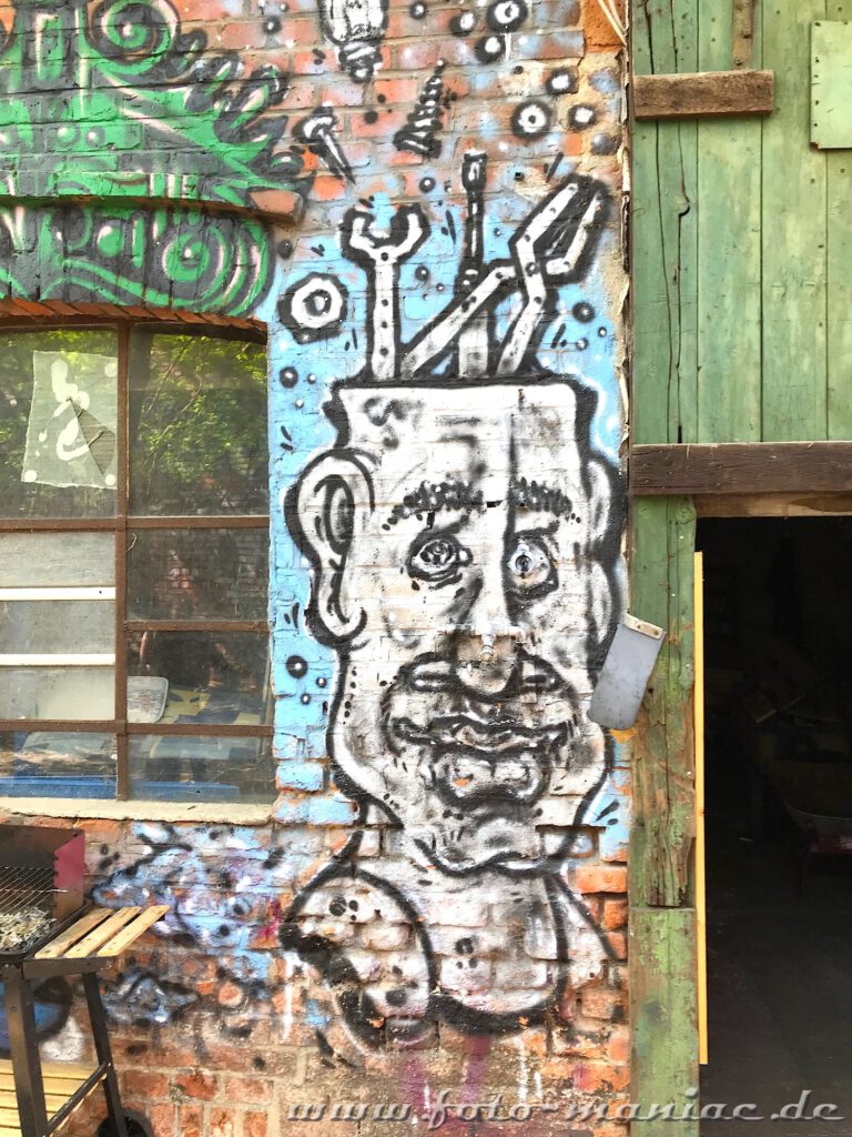 Männerkopf-Graffito an Wand