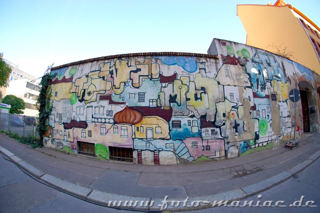 Mit Fisheye fotografierte bunte Graffiti-Mauer