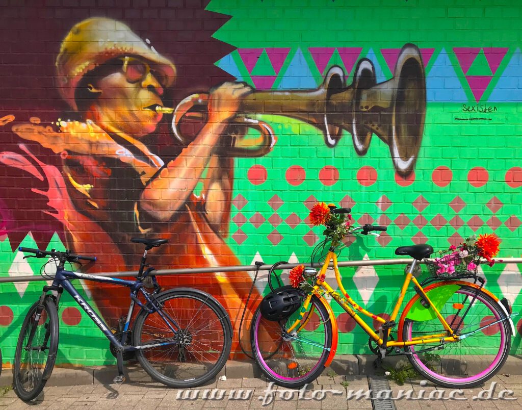 Schöne Graffiti - Miles Davis bläst zwischen Fahrrädern Trompete