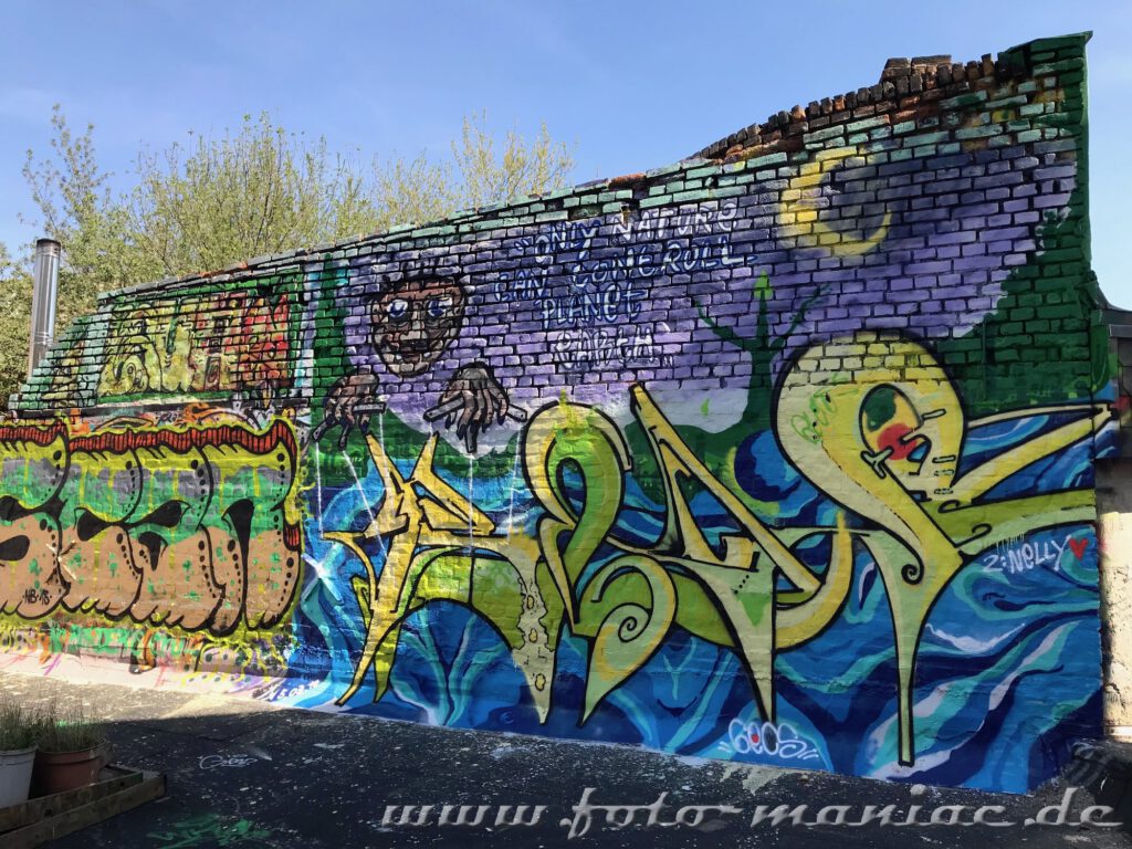 Wand mit Graffito