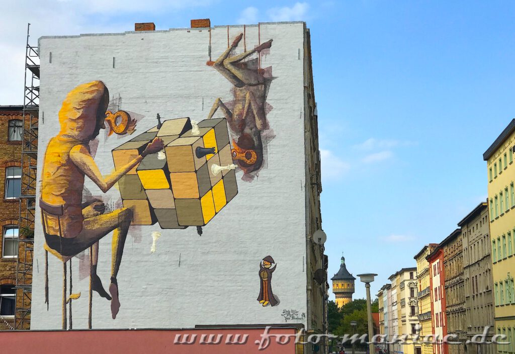 Schöne Graffiti in Halle - zwei Figuren mit Rubikwürfel