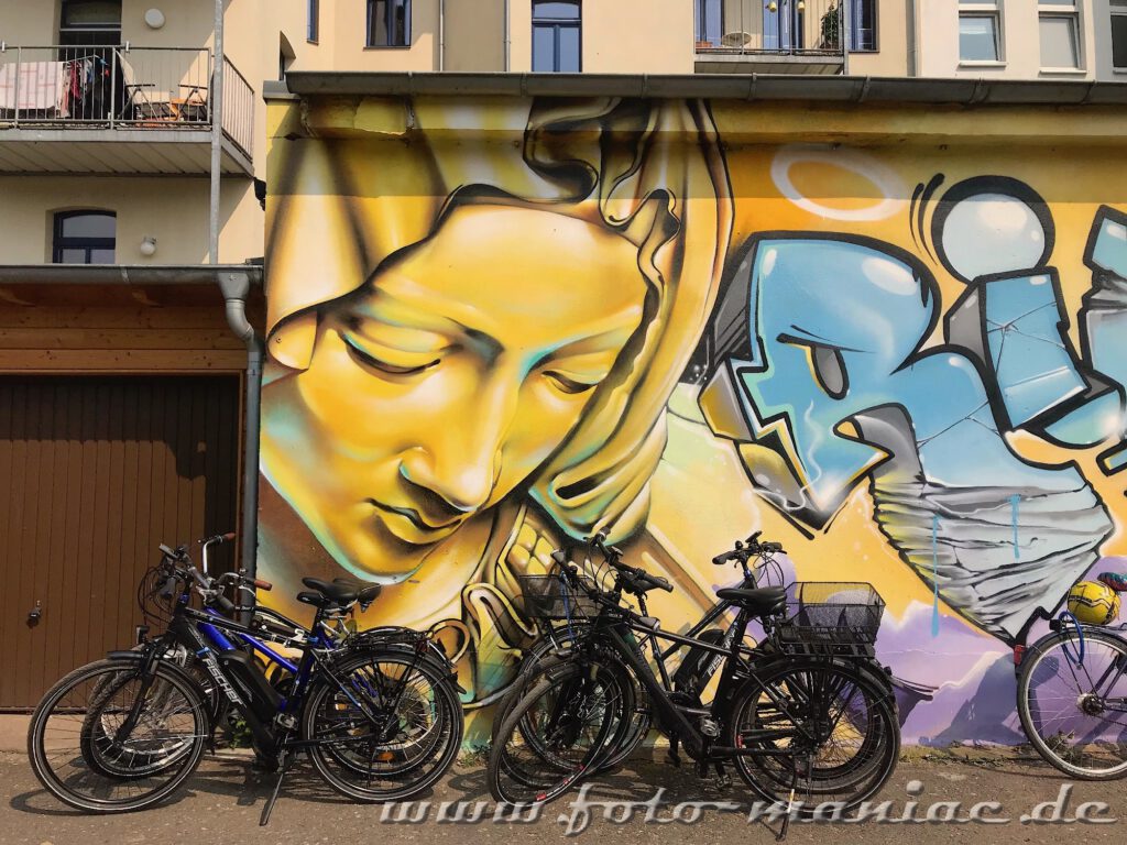 Fahrräder vor einem Madonnen-Graffito