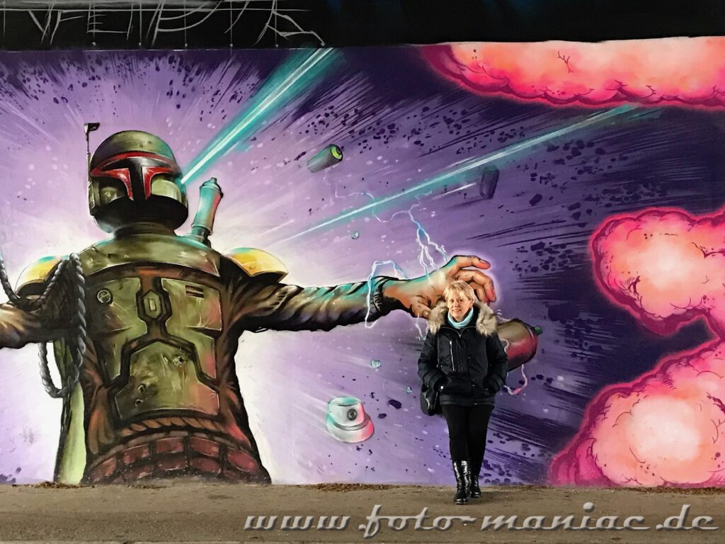 Schöne Graffiti in Halle - Frau vor Star Wars-Bild