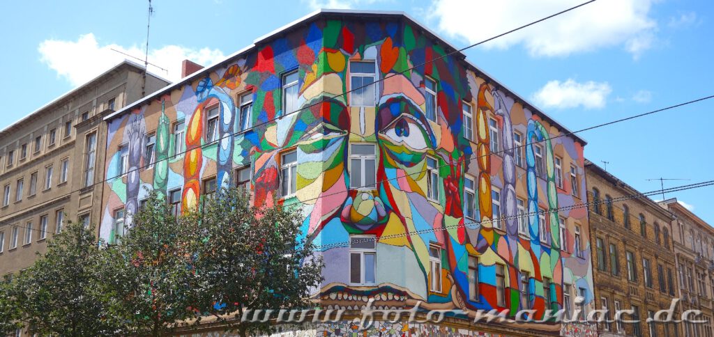 Graffiti-Gesicht auf einer Fassade