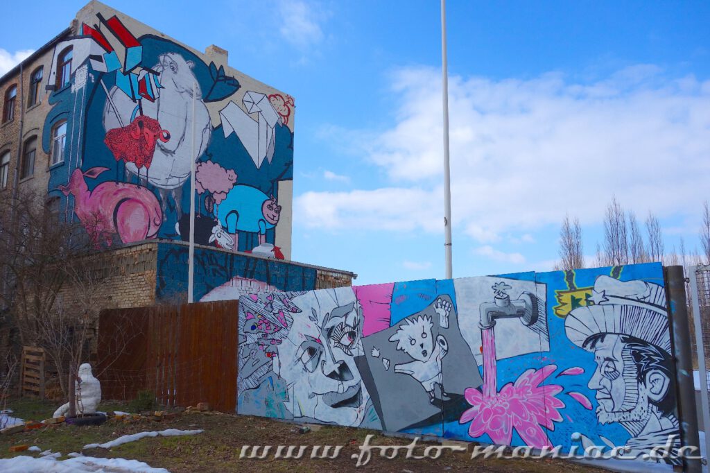 Graffiti auf Hauswand und Mauer