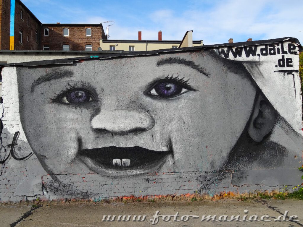 Kinderporträt auf einer Mauer