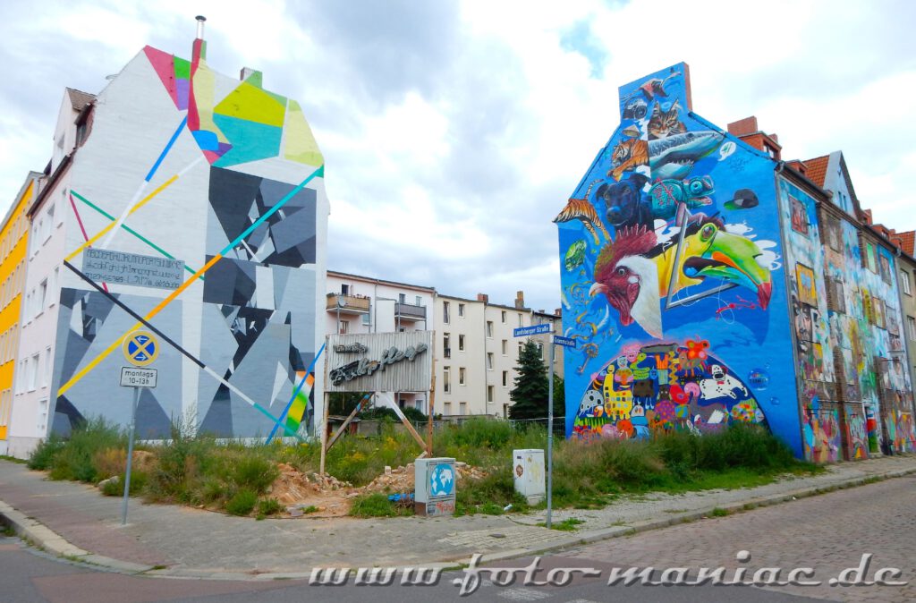 Zwei mit Graffiti gestaltete Häuser